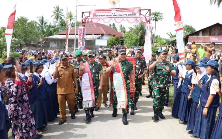 Danrem 023/KS Kol Inf Dodi Triwinarto saat mengunjungi kampung pancasila