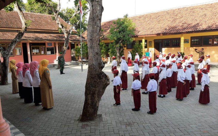 Serma Rofiqoh saat pimpin upacara bendera