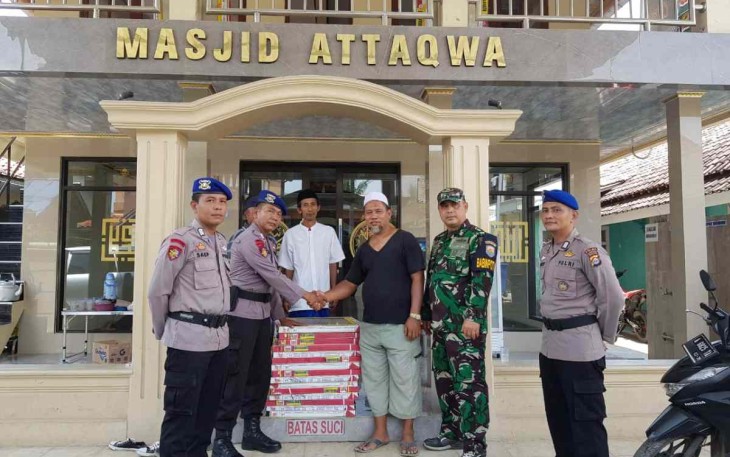Ditpolairud Polda Banten saat serahkan bantuan 