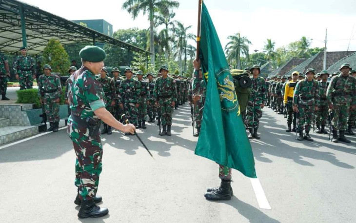 Pangdiv 2 Kostrad Mayjen TNI Safrial saat tradisi penerimaan warga baru, Selasa (27/9)
