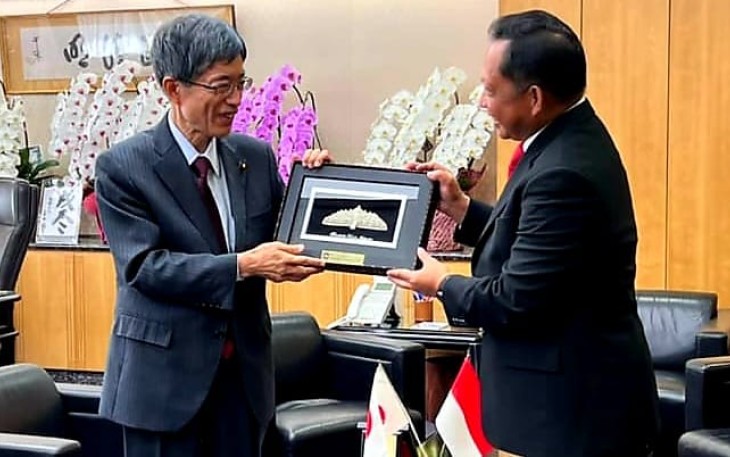 Mendagri Tito saat menerima cenderamata Mendagri Minoru Tereda di Tokyo Jepang, Rabu (28/9)