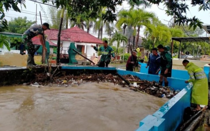 Bersihkan sampah bersama warga binaan