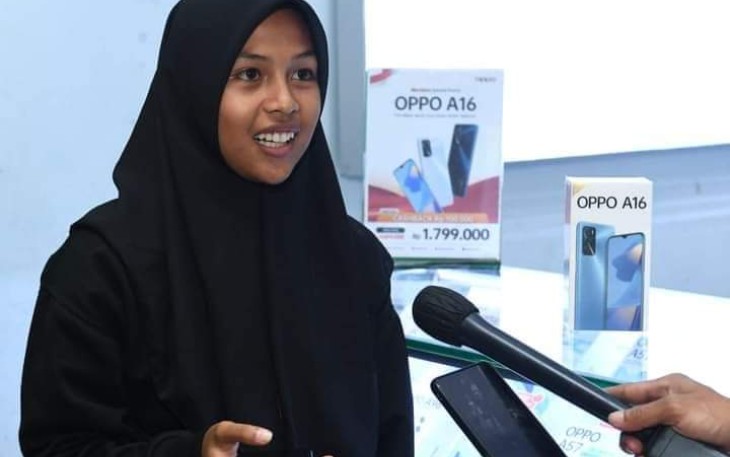 Sabrila saat memberikan keterangan pers usai mendapatkan HP baru dari Presiden Jokowi, Rabu (28/9)