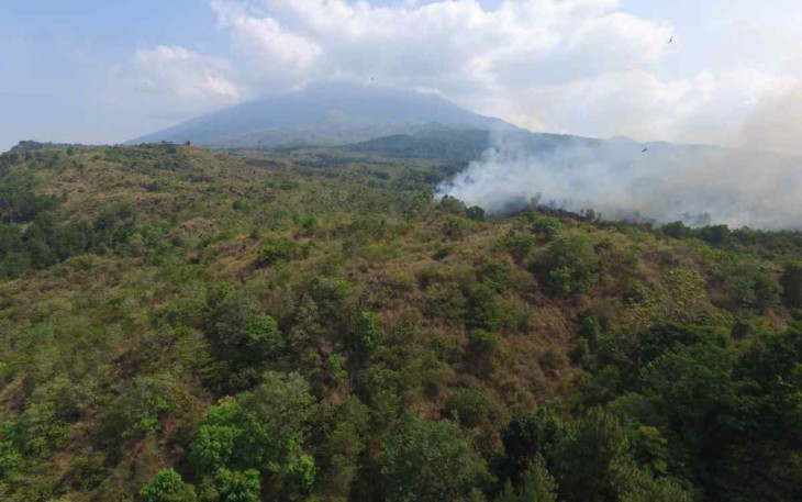 Kepulan asap terbakarnya lahan dan hutan di gunung Ceremai Kabupaten Kuningan Jawa Barat 