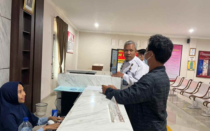 Tejo Harwanto saat berbincang dengan pengunjung di Lapas Cilegon, Rabu (28/9)