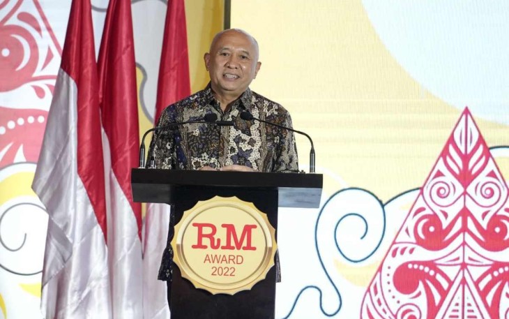 Teten Masduki memberikan sambutan usai menerima penghargaan dalam ajang Rakyat Merdeka Award 2022 di Jakarta, Rabu (28/9)