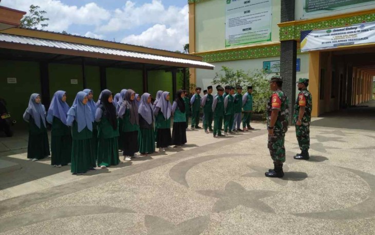 Latih Baris Berbaris siswa SMK Sulaiman