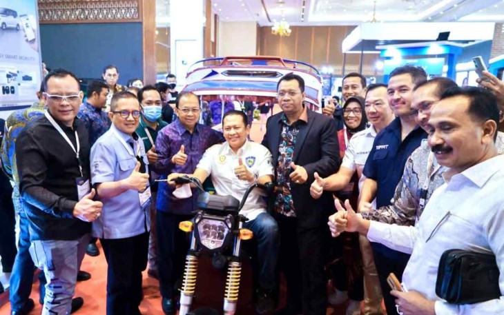 Bambang Soesatyo saat ajang Indonesia Electric Motor Show 2022 di JCC Jakarta, Kamis (29/9)