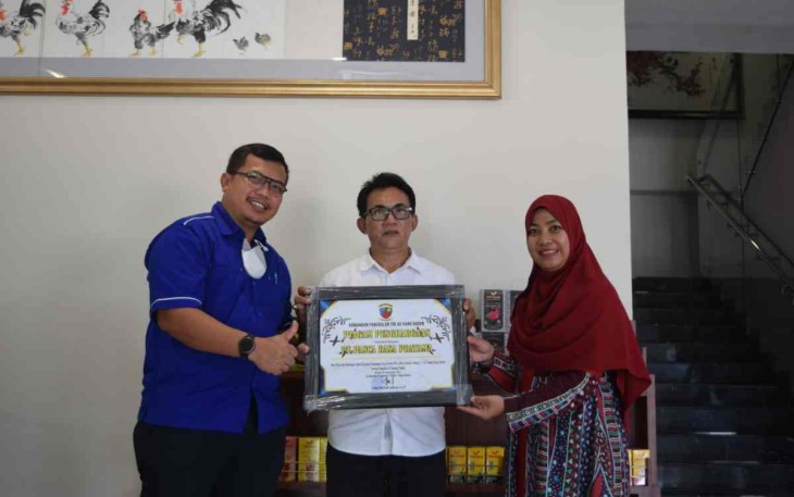Ketua PIA Ardhya Garini Cabang 21/D.I Lanud Hang Nadim Ny Anggi Iwan Setiawan saat memberikan piagam penghargaan 