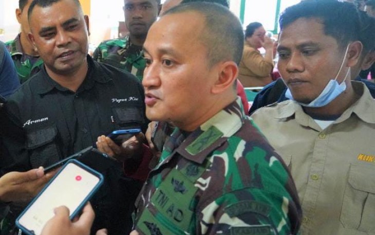 Kapendam XVIII Kasuari Letkol Inf Batara Alex Bulo saat memberikan keterangan pers di Makodam, Kamis (29/9)