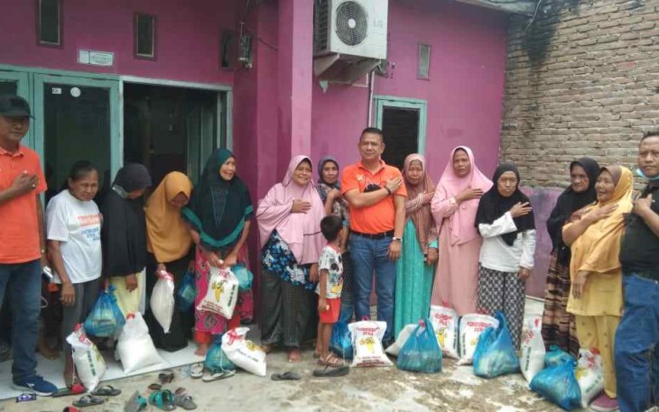 Ketua Pewarta saat memberikan bantuan sembako