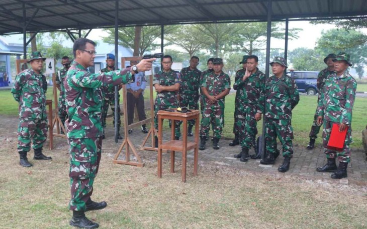 Kadislog Lanud Sugiri Sukani Mayor Tek Subekti Herlambang saat memberikan pengarahan menembak pistol
