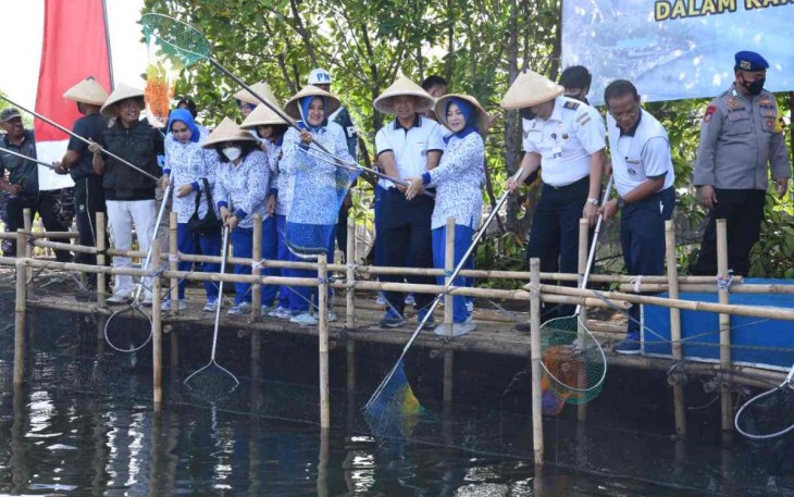 Panen raya ikan bandeng di Muara Tawar Tarumajaya Kabupaten Bekasi. Jum'at (30/9)