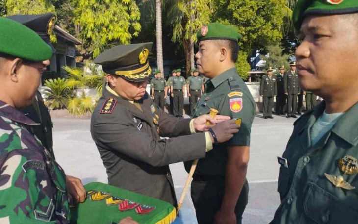 Dandim 0720/Rembang Letkol Czi Parlindungan Simanjuntak saat kenaikan pangkat prajuritnya, Sabtu (1/10)