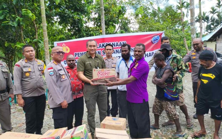 Bantuan Satgas Binmas Damai Cartenz di komplek pasar Kampung bintang lima. Sabtu (1/10)