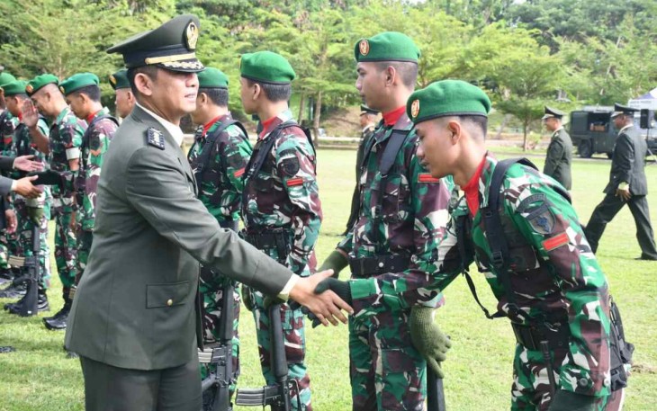 Kasrem 142/Tatag Kol Inf Hadi Purwosubroto memberikan ucapan selamat kenaikan pangkat prajuritnya. Sabtu (1/10)