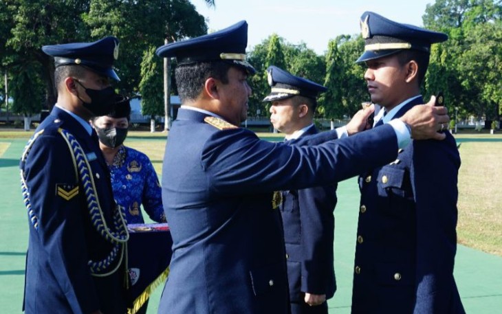 Pangkoopsud II Marsekal Muda TNI Widyargo Ikoputra saat menyematkan kenaikan pangkat prajuritnya. Sabtu (1/10)