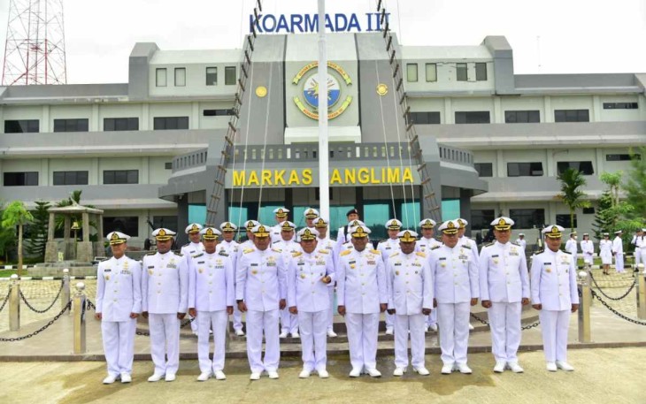 Pangkoarmada III Laksamana Muda TNI Irvansyah foto bersama usai kebaikan pangkat prajuritnya, Sabtu (1/10) 