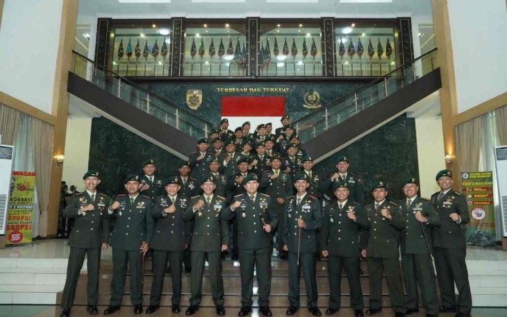 Pangdiv 2 Kostrad Mayjen TNI Syafrial foto bersama prajuritnya usai kebaikan pangkat, Sabtu (1/10)