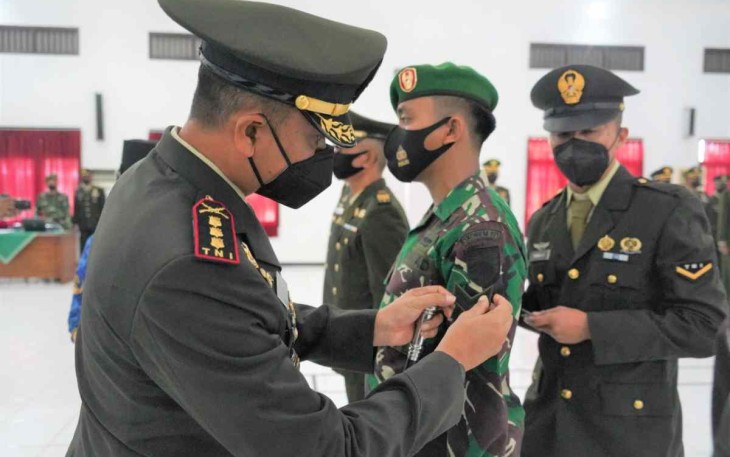 Danrem 071/Wijayakusuma Kolonel Inf. Yudha Airlangga saat menyematkan pangkat prajuritnya . Sabtu (1/10)