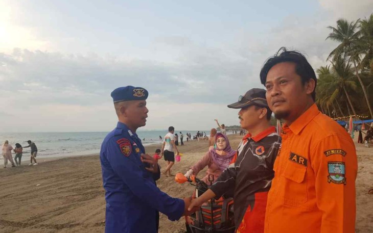 Personel Ditpolairud Polda Banten saat berikan himbauan keselamatan wisatawan. Minggu (2/10)