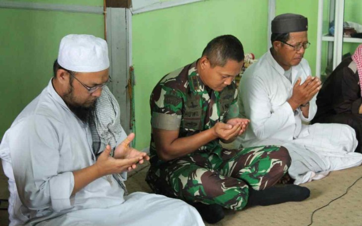 Dandim 1001/HSU-BLG Letkol Inf Dhuwi Hendradjaja doa bersama mengawali Pra TMMD Ke-115 di Masjid Al Hidayah desa Matang Hanau, Minggu (2/10)