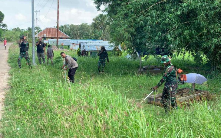 Pembersihan lingkungan TPU di Kampung Killer. Minggu (2/10)