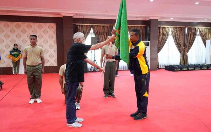 Plt Sekda Prov Sultra Drs Asrun Lio saat menyerahkan bendera melepas kontingen liga santri piala Kasad. Minggu (2/10)
