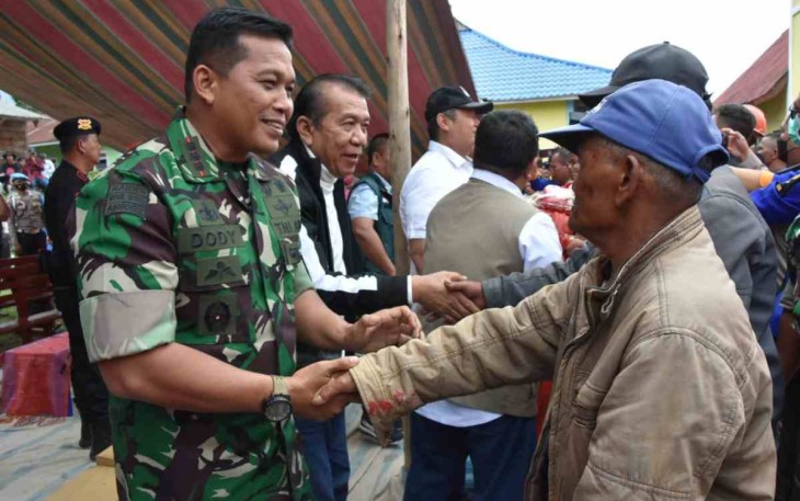 Danrem 023/KS Kol Inf Dodi Triwinarto sangat peduli masyarakat  korban bencana. Minggu (2/10)