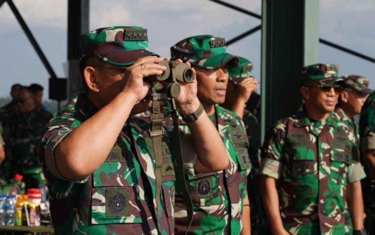 Kasad Jenderal TNI Dudung Abdurachman saat meninjau latihan kecabangan taruna Akmil di Baturaja Sumatera Selatan. Minggu (2/10)