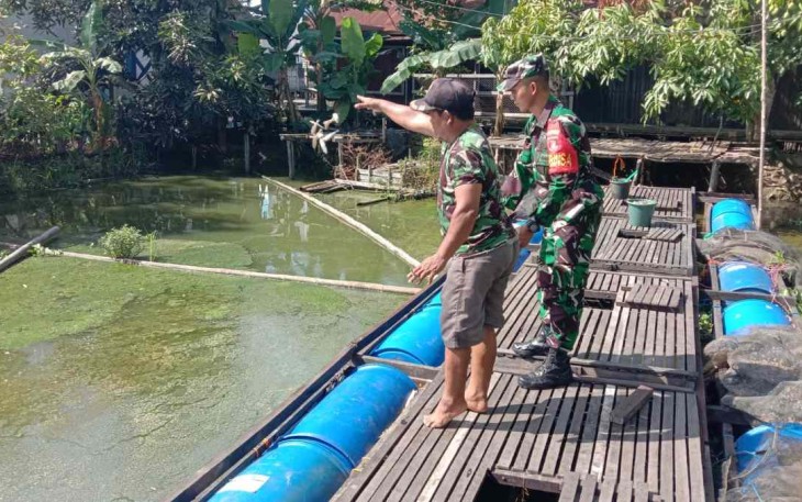 Serda Ngatiran berikan motivasi warga binaannya kelola keramba ikan air tawar. Minggu (2/10)