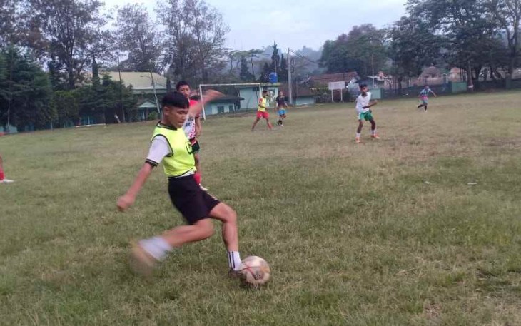 Tim Liga Santri Sulbar terus mengasah skill dan taktik bermain jelang Liga Santri Piala Kasad di Lembang. Minggu (2/10)
