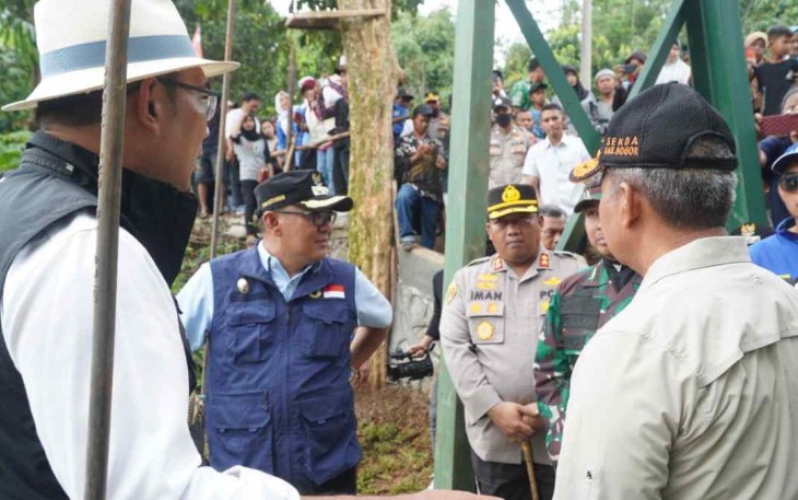 Kapolres Bogor saat mendampingi Gubernur Jabar Ridwan Kamil tinjau jembatan Rawayan di Kabupaten Bogor. Minggu (2/10) 