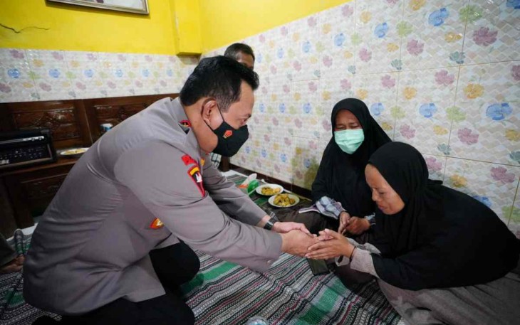 Kapolri Jenderal Listyo Sigit Prabowo saat takziah keluarga korban tragedi Kanjuruhan Malang, Minggu (2/10)