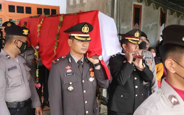 Prosesi pemakaman anggota gugur saat pengamanan di stadion Kanjuruhan Malang. Minggu (2/10)
