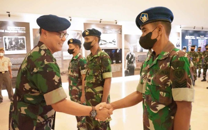 Kamuspusdirla Kolonel Sus Yuto Nugroho memberikan ucapan selamat kenaikan pangkat prajuritnya. Senin (3/10)