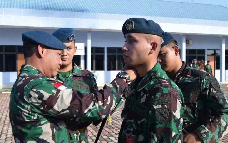 Danlanud Hang Nadim Letkol Pnb Iwan Setiawan saat menyematkan kenaikan pangkat prajuritnya. Senin (3/10)