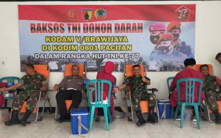 Donor darah Kodim 0801/Pacitan. Senin (3/10)
