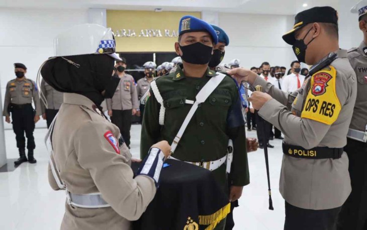 Kapolres Tulungagung saat menyematkan tanda pasukan operasi Zebra Semeru 2022. Senin (3/10)
