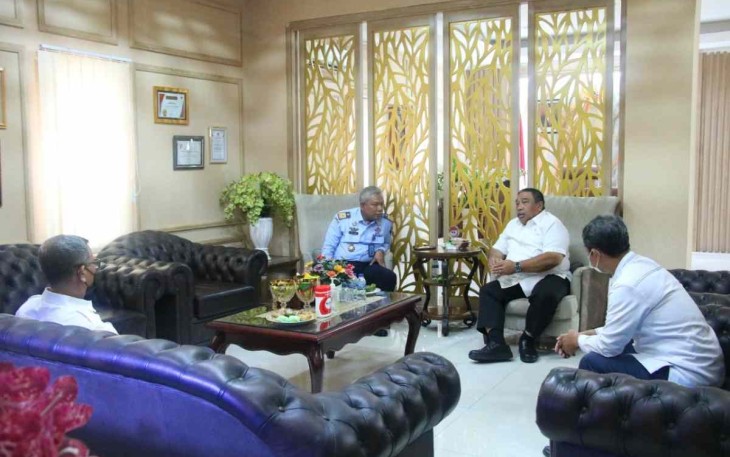 Tejo Harwanto saat menerima Wakil Ketua Pengadilan Tinggi Banten di ruang kerjanya. Senin (3/10)