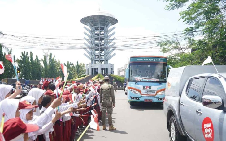 Sambutan meriah masyarakat Cilegon hadirnya Roadshow Bus KPK. Senin (3/10)