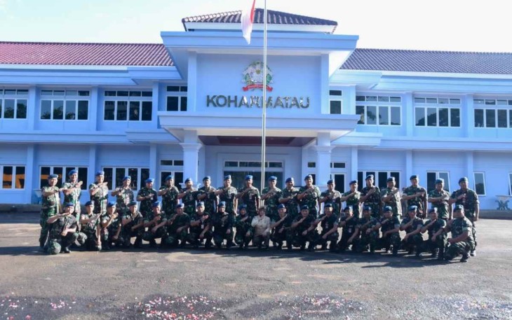 Foto bersama kenaikan pangkat prajurit Koharmatau, Selasa (4/10)
