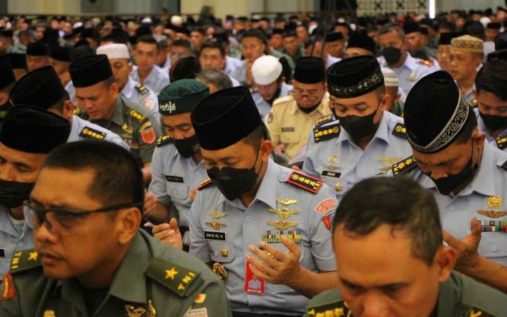 Doa bersama personel Lanud Hasanuddin Makassar. Senin (3/10)