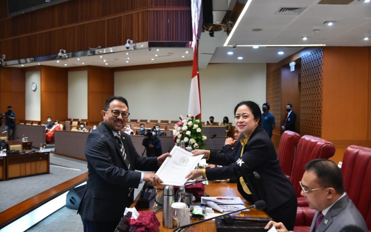 Puan Maharani saat penyerahan surat pengesahan 9 calon anggota Komnas HAM di Gedung Nusantara II Jakarta, Selasa (4/10)