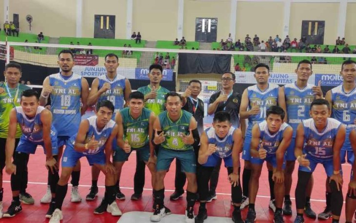 Tim Bola Voli TNI AL dalam ajang kejurnas Livoli divisi satu di GOR Debes Tabanan Bali