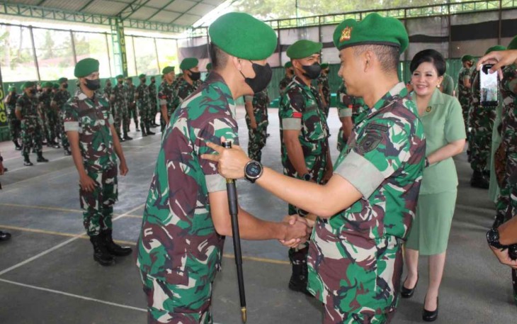 Danyonif 611/Awang Long Letkol Inf Hendra Mirza memberikan ucapan selamat kenaikan pangkat prajuritnya