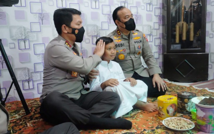 Kapolda Jatim Irjen Pol Nico Afinta memberikan beasiswa pendidikan Alfiansyah anak korban tragedi Kanjuruhan. Selasa (4/10)