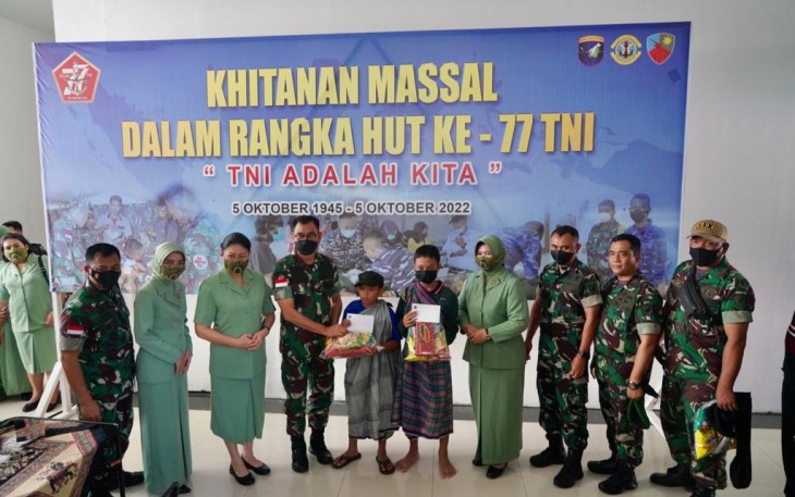 Sunatan massal di Pasar Baru Kecamatan Entikong. Selasa (4/10)