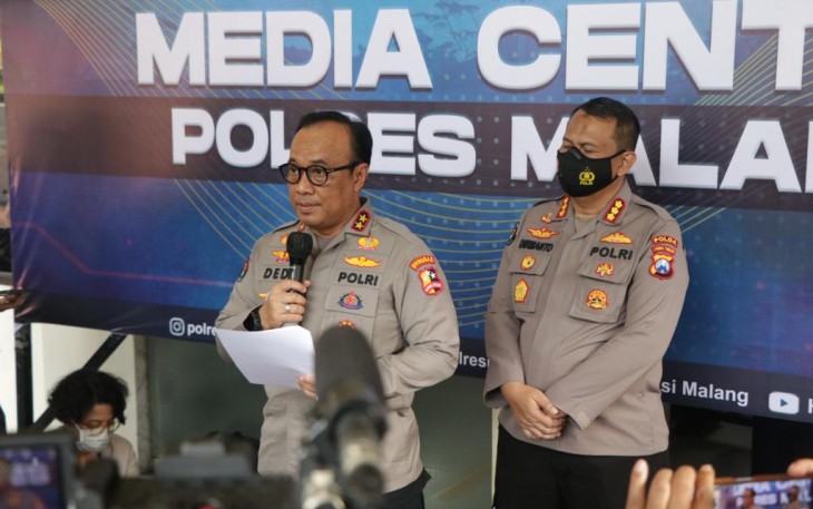 Kadiv Humas Polri Irjen Dedi Prasetyo saat memberikan keterangan pers di Malang, Selasa (4/10)