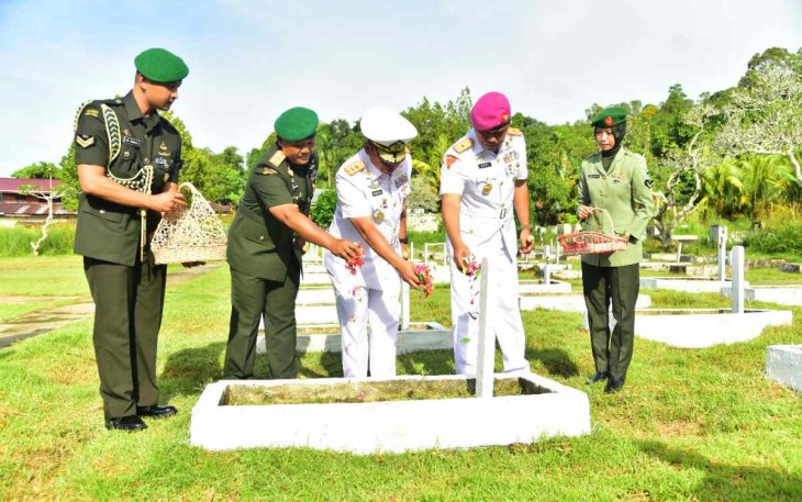 Pangkoarmada III Laksamana Muda TNI Irvansyah saat tabur bunga di TMP Trijaya Sakti Sorong. Selasa (4/10)